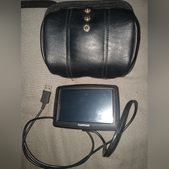 TomTom GPS XL 4ET03 W/ USB Cable + Carrying Case Bundle - Picture 2 of 3